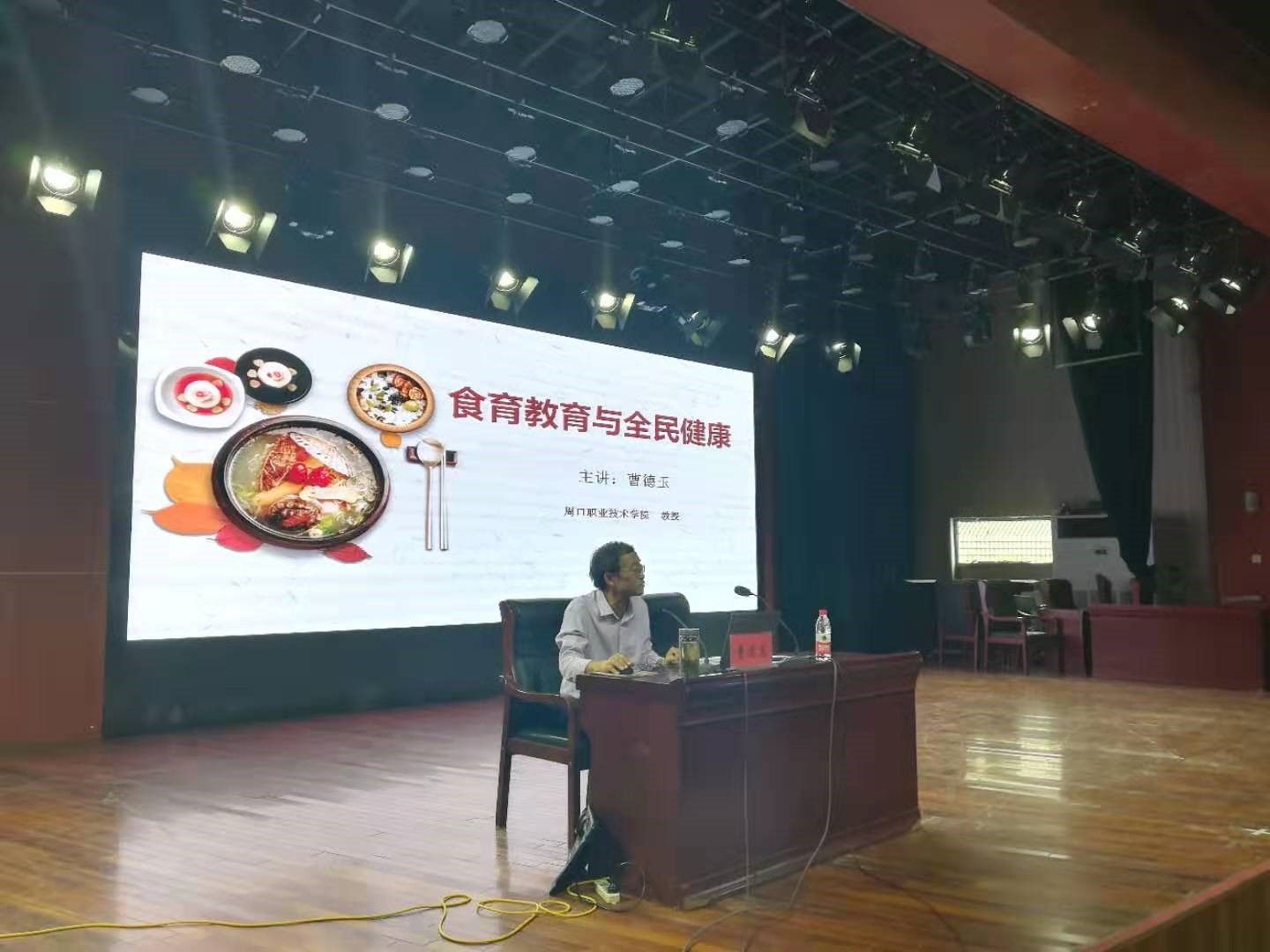 谈球吧体育